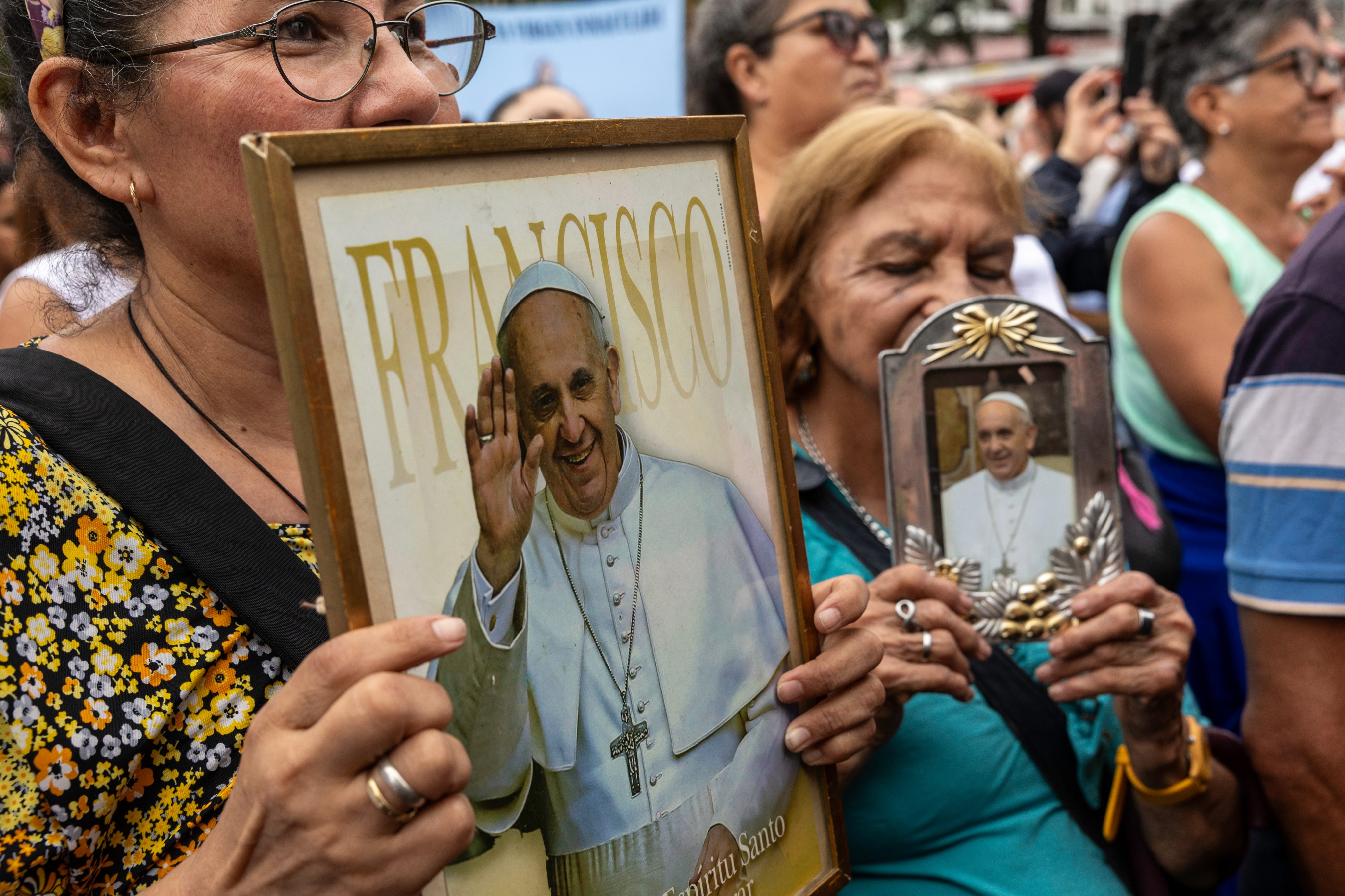 Fiéis católicos carregaram imagens do Papa Francisco em uma missa ao ar livre para rezar por ele em Buenos Aires, na Argentina, em 24 de fevereiro de 2025