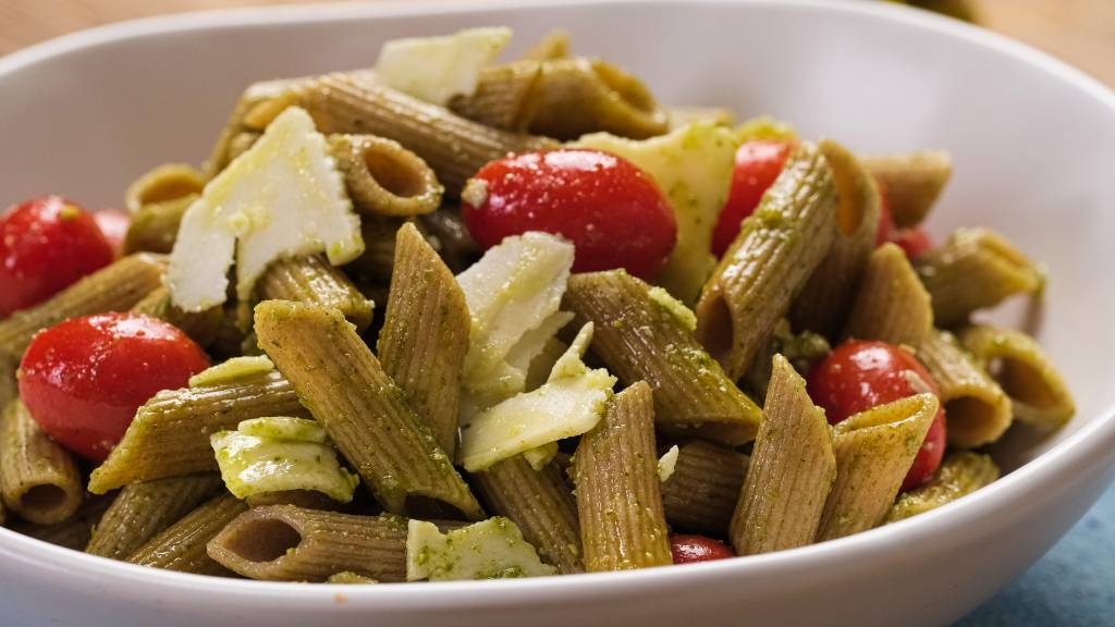 Salada de macarrão com manjericão