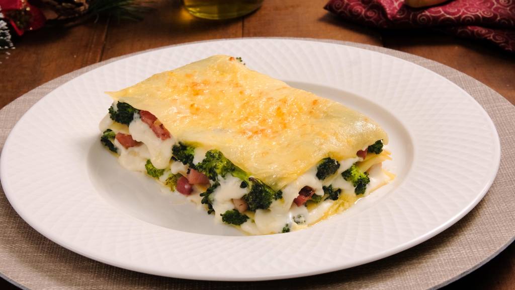 Lasanha de brócolis com queijo e bacon