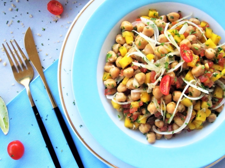 Salada colorida de grão-de-bico