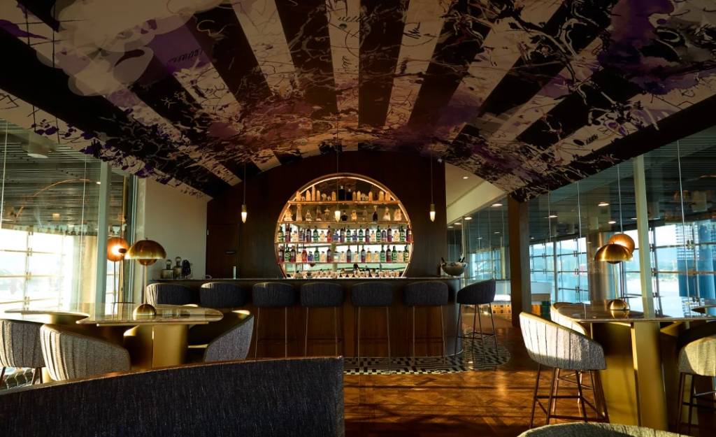 O espaço do bar na nova sala VIP do Aeroporto de Guarulhos