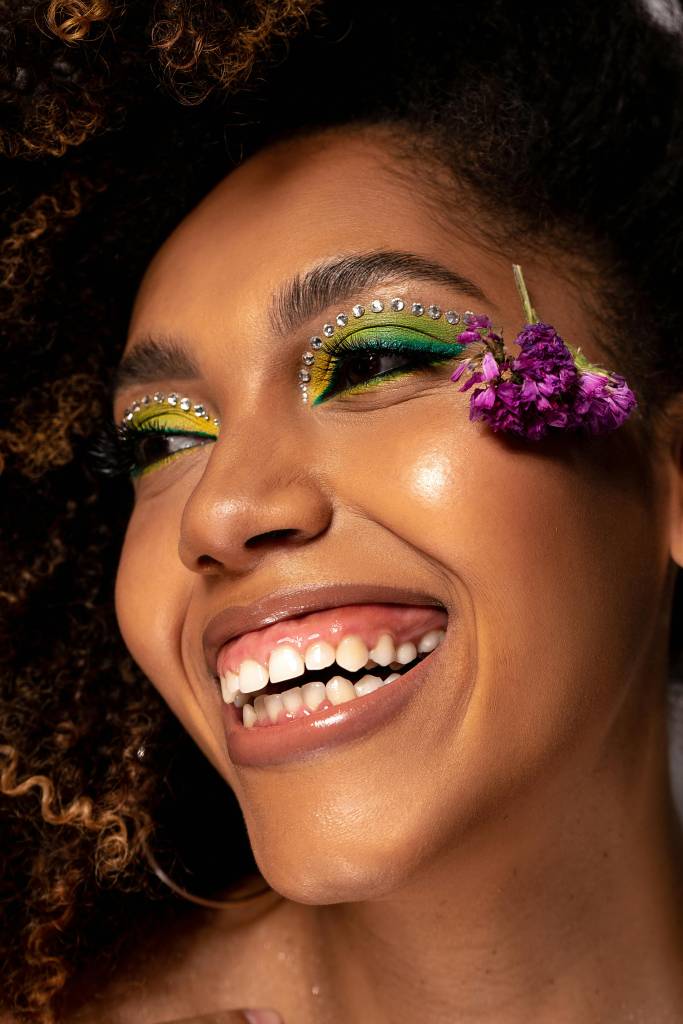 Como aplicar strass em makes para o Carnaval? Maquiador revela dicas
