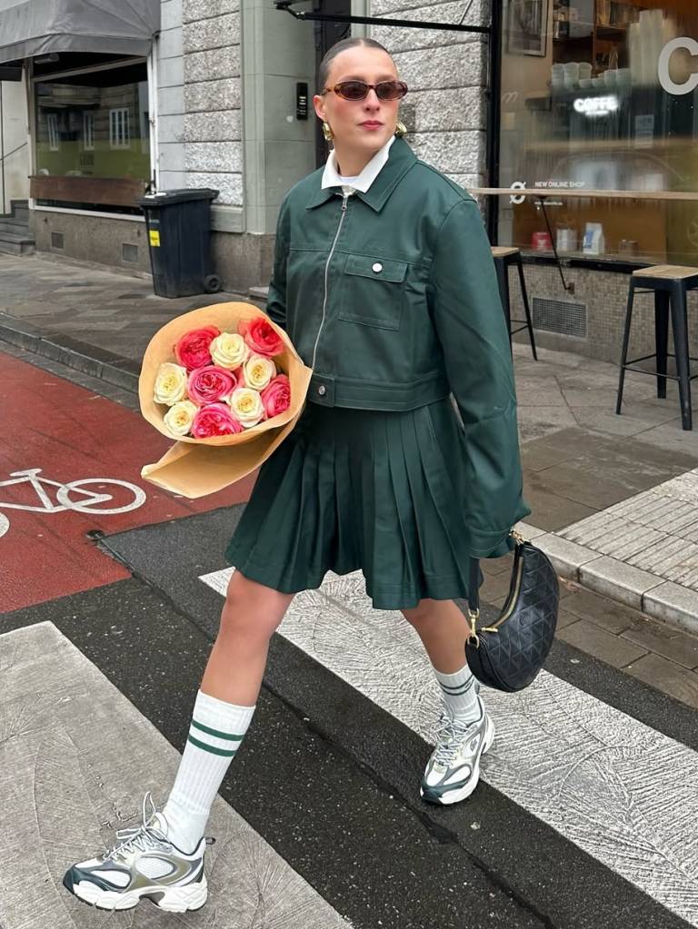Como usar tênis esportivo em looks monocromáticos?
