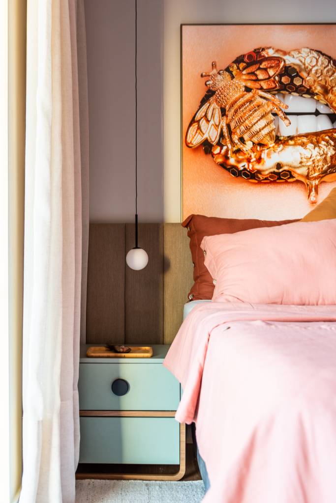 Neste projeto do BMA Studio, a mesinha colorida dá um ar moderno ao ambiente