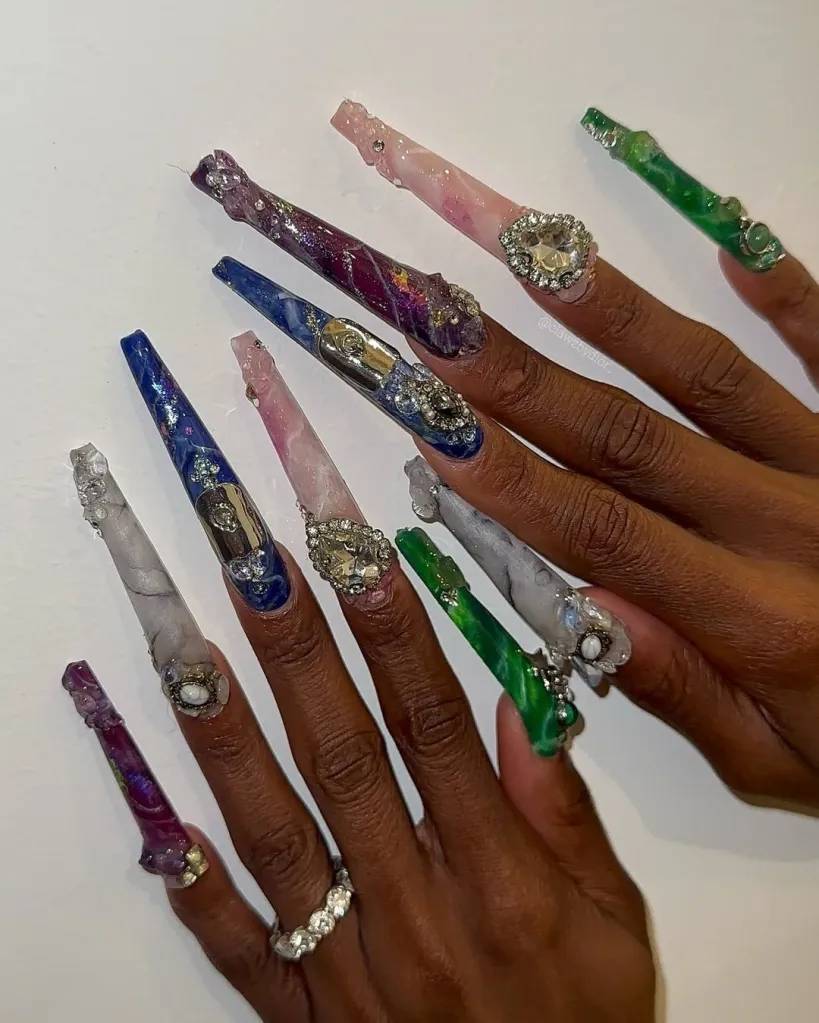As unhas de Cynthia Erivo no Globo de Ouro 2025