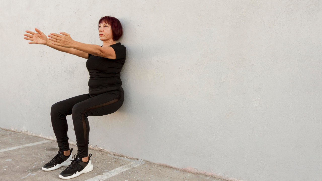 Mulher praticando pilates na parede