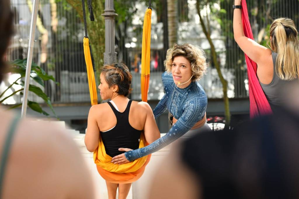 Leticia Marchetto ensina a modalidade para as participantes da Casa Clã 2025