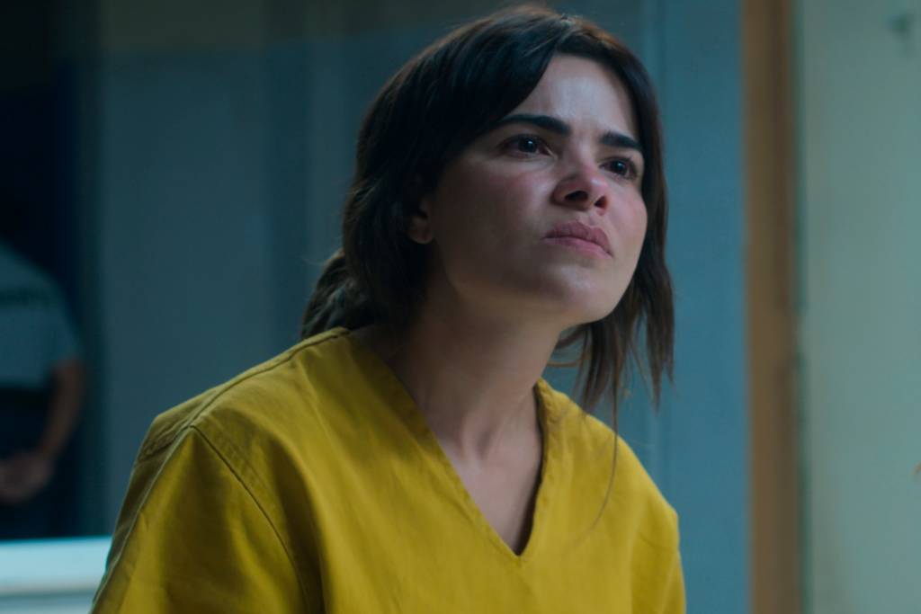 Vanessa Giácomo como Cleo, que vai presa no lugar de Lola na novela Beleza Fatal