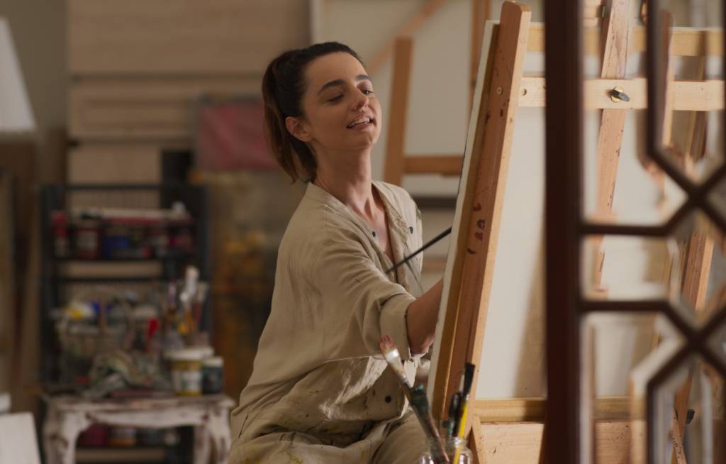 Julia Stockler interpreta Gisela, casada com Rog na novela Beleza Fatal