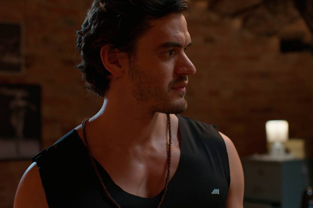 Santiago Acosta é o professor de dança Javier na novela Beleza Fatal