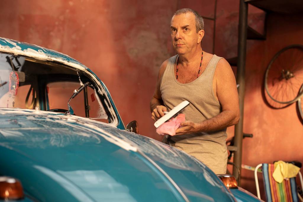 Augusto Madeira interpreta Lino na novela Beleza Fatal