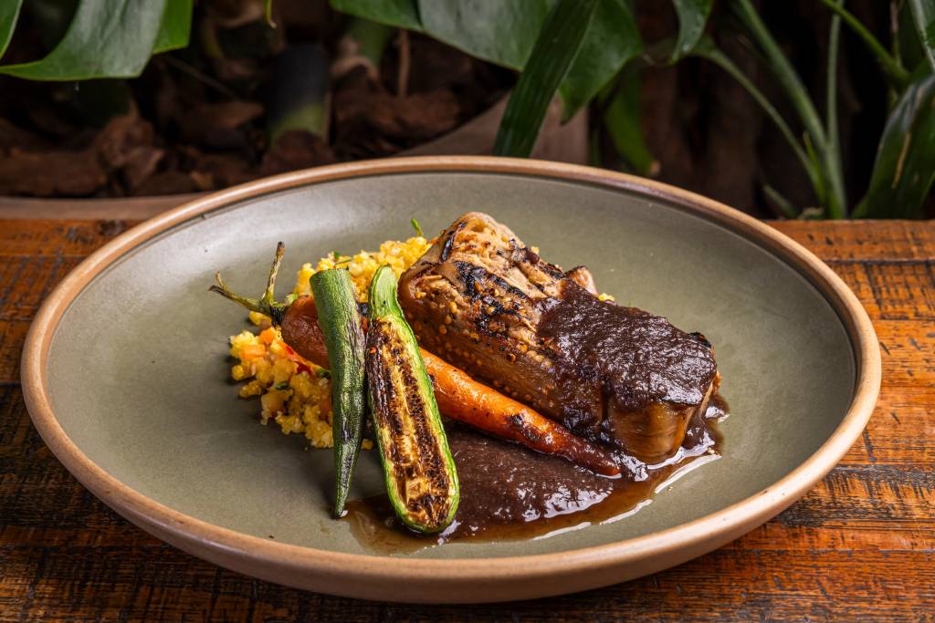Braseado de jaca com cuscuz nordestino do restaurante Capim Santo