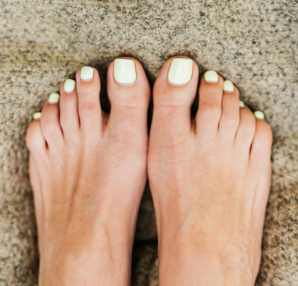 3 esmaltes delicados para os pés que são tendência em 2025