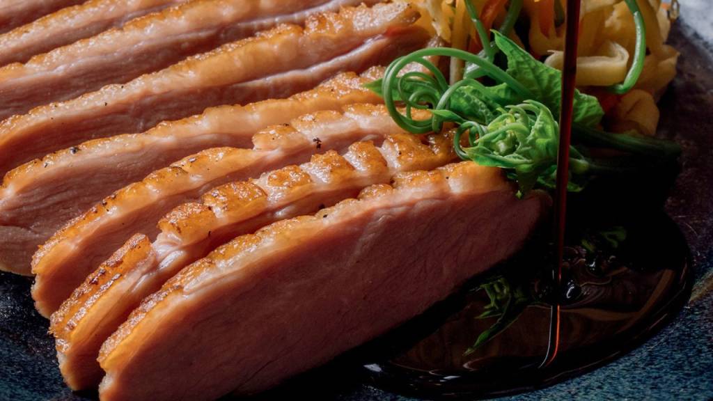 Magret de pato teriyaki com tarê de tucupi e kimpira pupunha