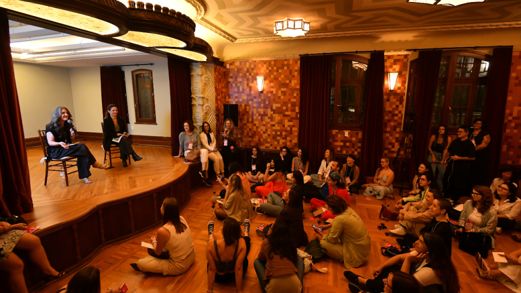 Oficina de escrita com Liana Ferraz e Jana Viscardi encerra o 1º dia da Casa Clã 2025