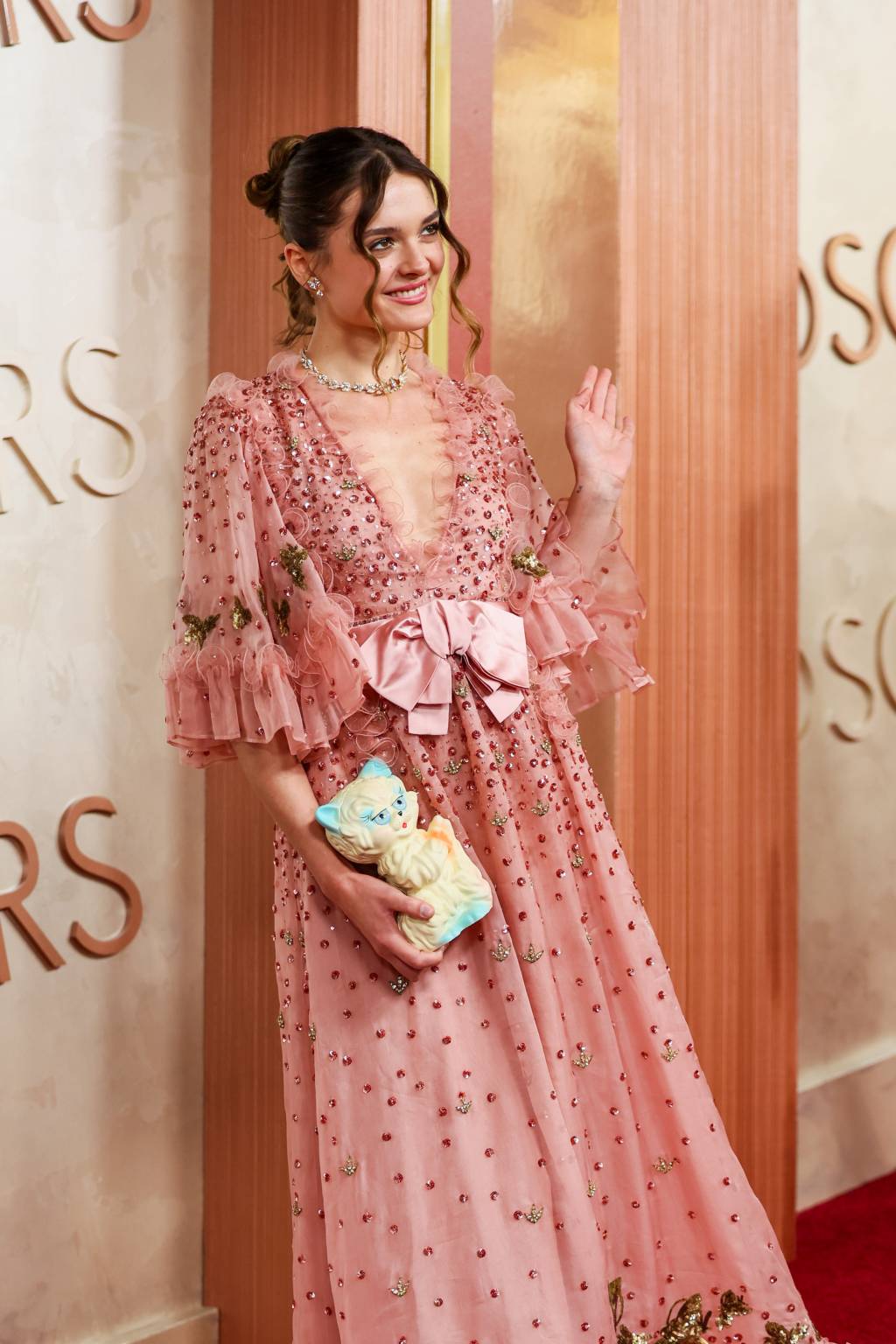97th Academy Awards Charlotte Lawrence usa vestido rosa no Oscar 2025