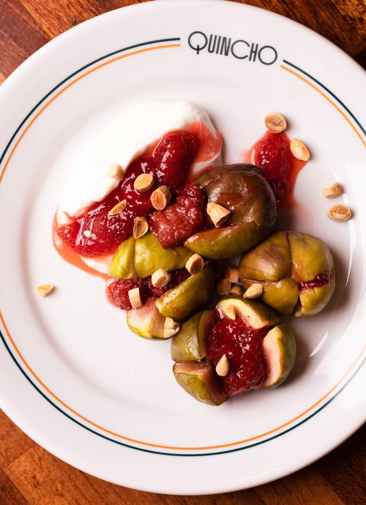 Figo assado com creme de mascarpone e coulis de morango