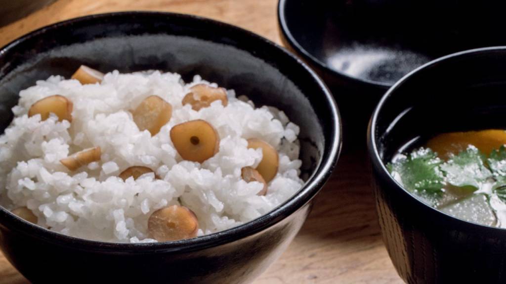 Arroz japonês (gohan) com pinhão