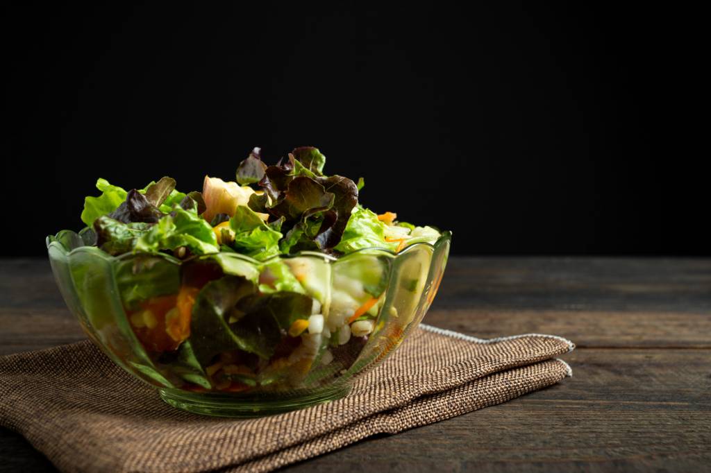 Salada tropical de folhas simples com manga