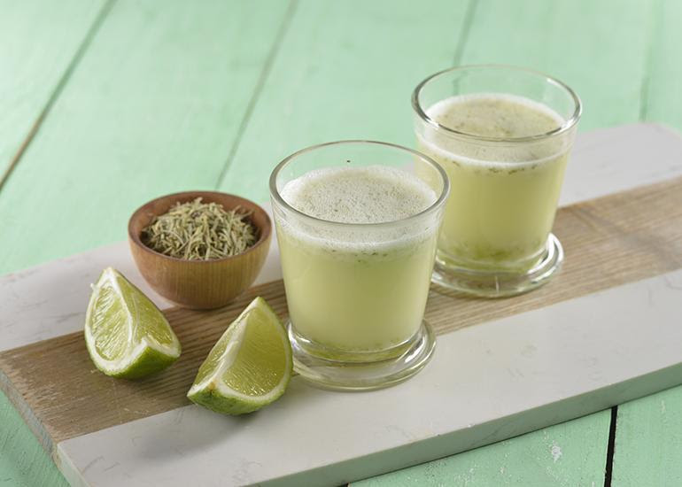 Shot de limonada suíça com alecrim