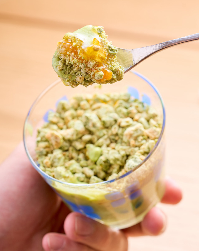 Matcha Ice Sundae, do Motchimu, leva sorvete, compota de dekopon e crocantes de chocolate branco com matcha