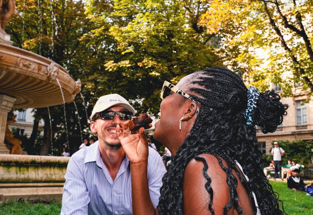 67% das mulheres preferem tomar iniciativa nos relacionamentos