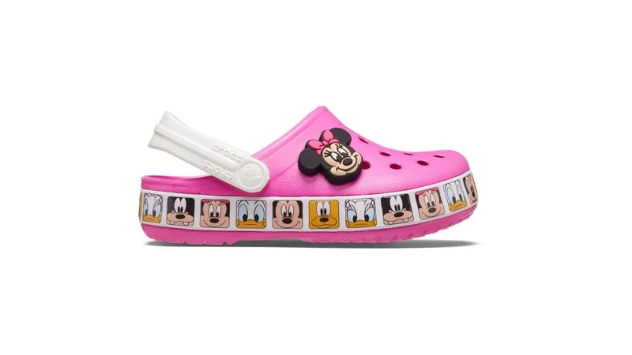 Imagem de crocs rosa com estampas da Minnie