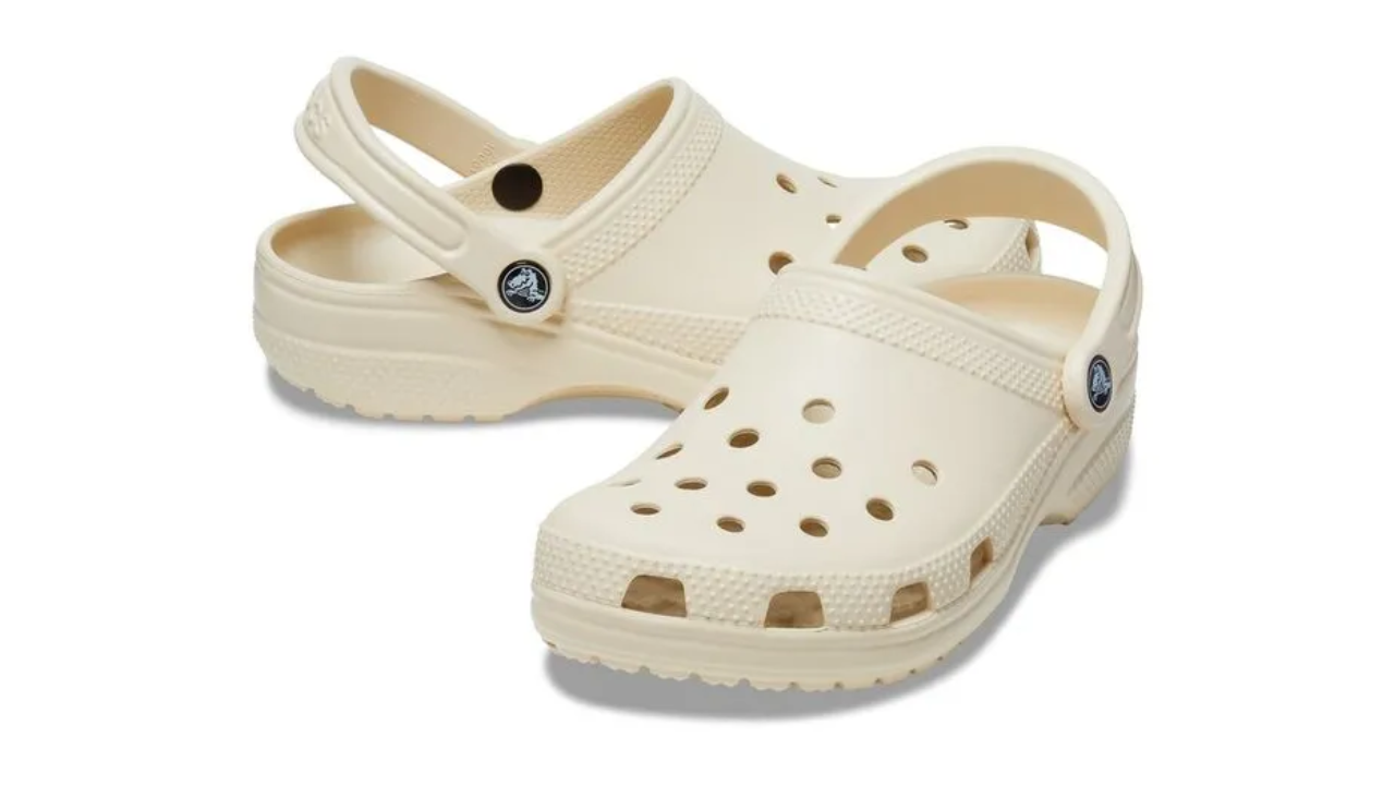 Imagem da sandália Crocs na cor bege