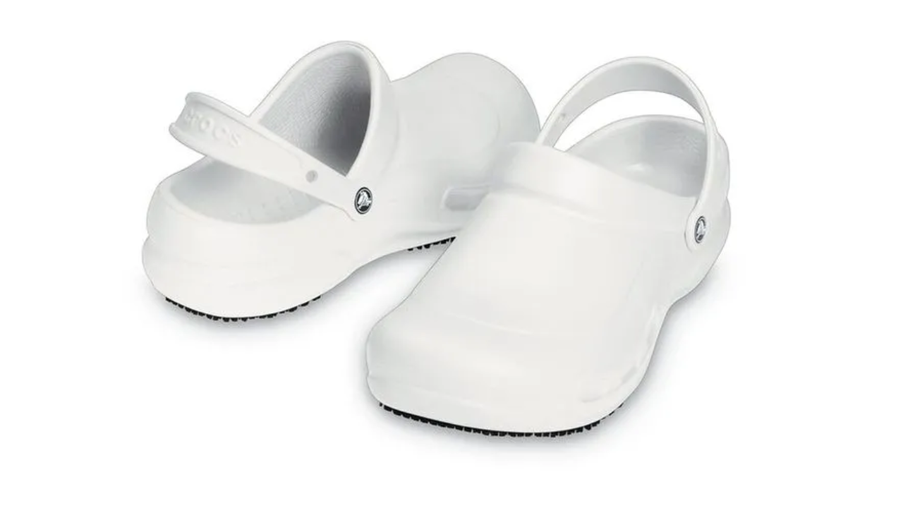 Imagem de crocs na cor branca fechado na frente