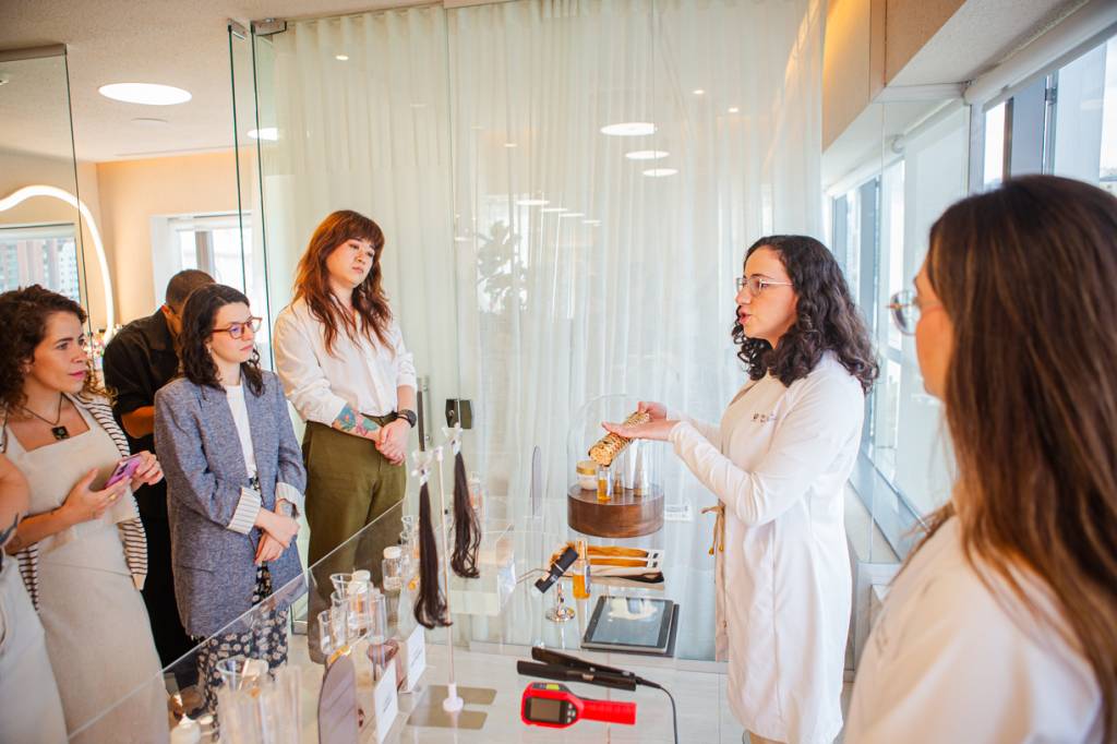 Durante evento para imprensa, Evelyn Aguiar, coordenadora de Pesquisa & Desenvolvimento da Unilever, explica sobre a estrutura do fio
