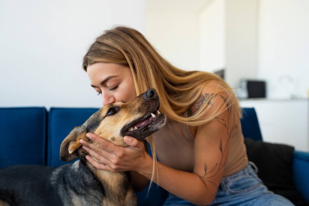 As mulheres são maioria na adoção responsável de pets no Brasil