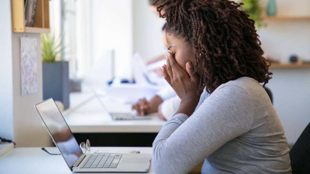 Por que as mulheres se afastam mais do trabalho por saúde mental?