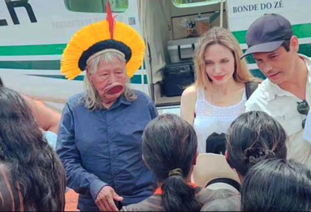 Angelina Jolie visita aldeia indígena no Xingu, em Mato Grosso