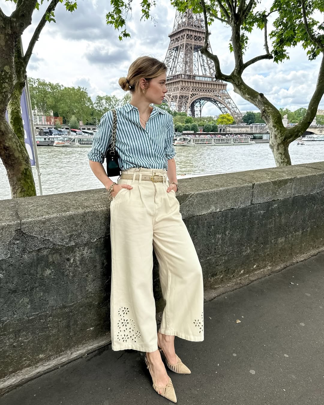 Look com camisa listrada, calça jeans off white e scarpin bege