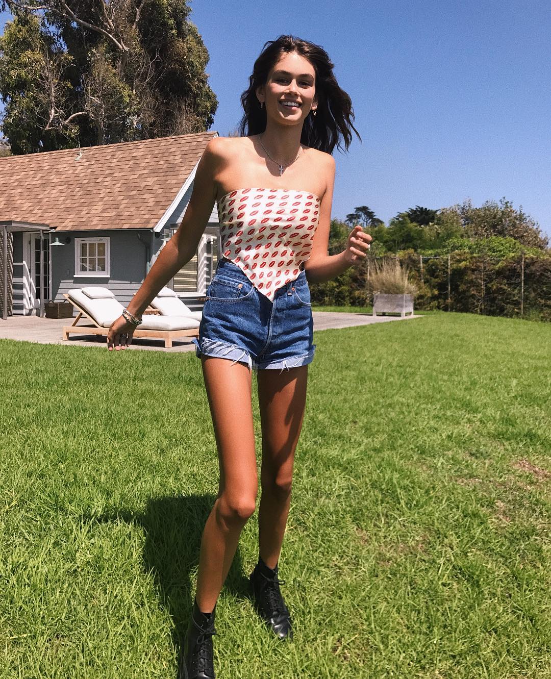 Look com lenço, short jeans e coturno preto é ideal para