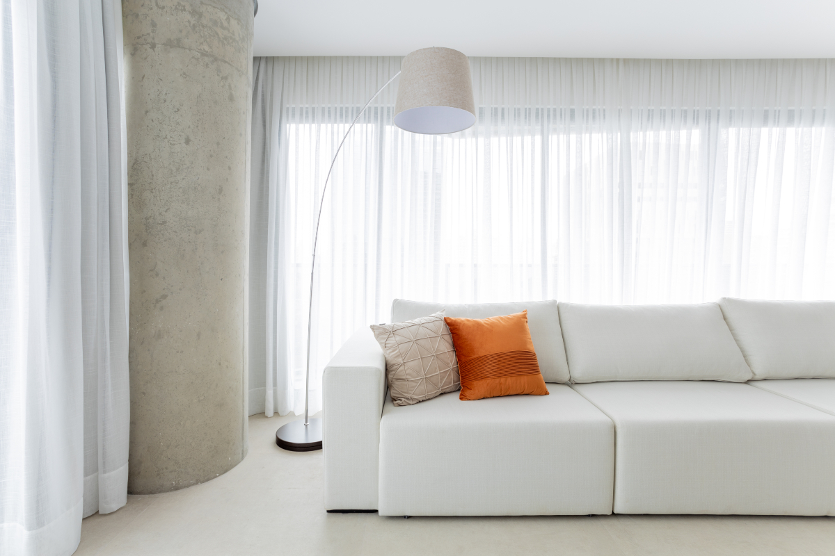 Cortinas e luminárias também fazem diferença na decoração de apartamentos alugados | Projeto da ResiliArt Arquitetura