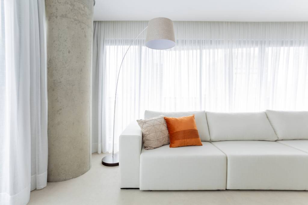 Cortinas e luminárias também fazem diferença na decoração de apartamentos alugados | Projeto da ResiliArt Arquitetura