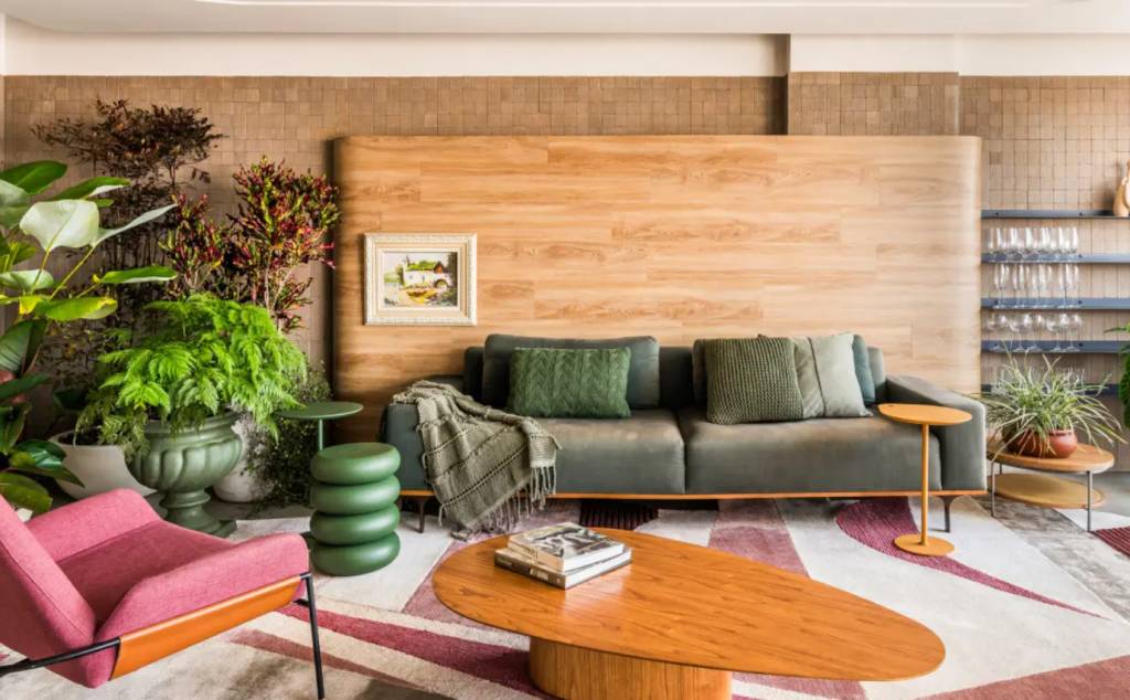 Mantas, almofadas coloridas no sofá e diferentes mesas de centro ou laterais na decoração da sala de apartamento alugado | Projeto Ricardo Abreu