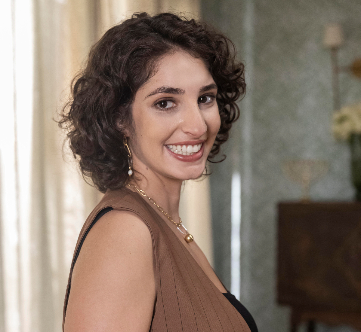 Ayla (Bel Lima) é filha de Abel e terá uma namorada em Dona de Mim