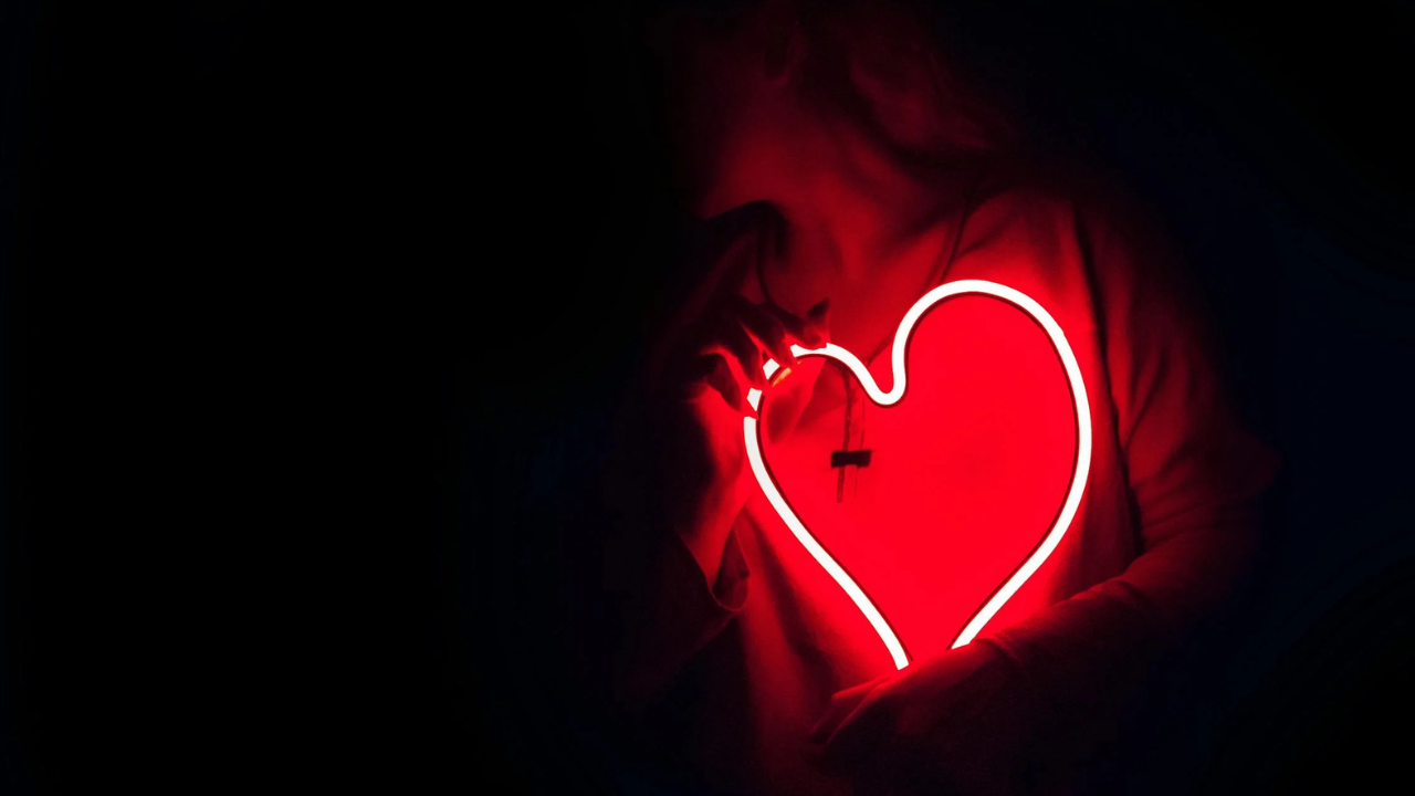 Martchela questiona a persistência do amor após a dor e o trauma, reconhecendo sua incerteza e a busca por respostas em um espaço de sentir, inspirada pela canção de Letrux