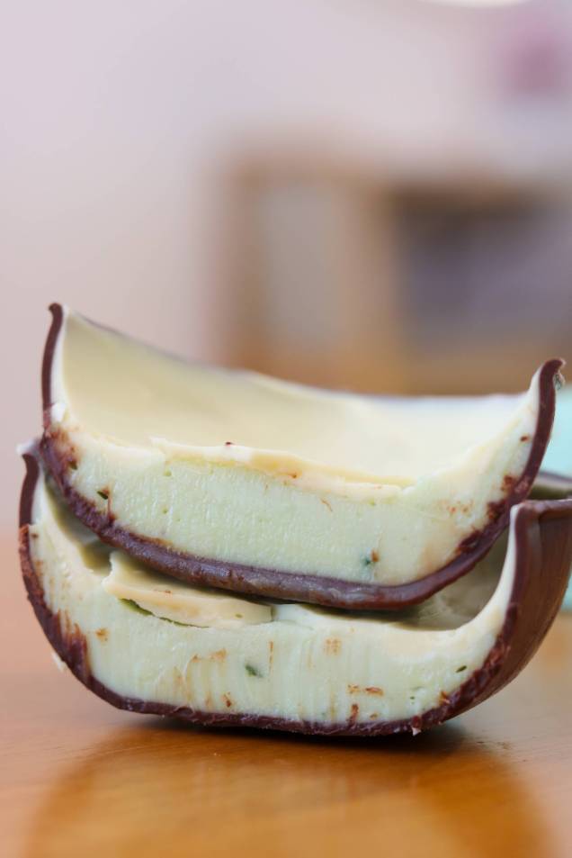 Chocolate 50%, ganache de melona e chocolate branco Hanami Confeitaria 300g - R$ 189 Chocolate 50%, ganache de melona e chocolate branco Hanami Confeitaria 300g - R$ 189