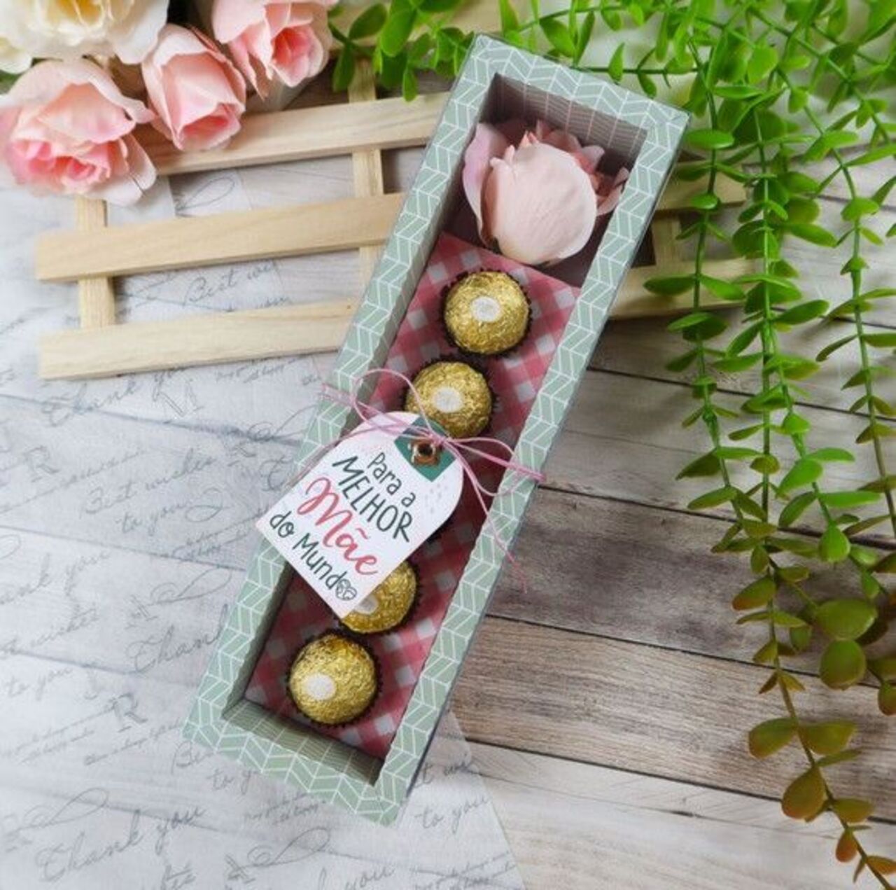 Flor e chocolates são representações clássicas de amor e carinho.