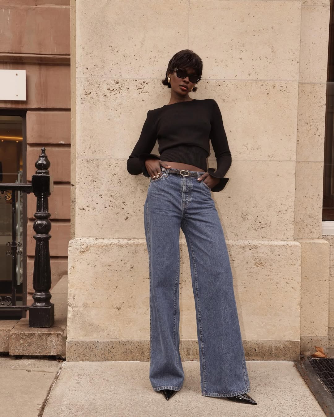Look com blusa preta, calça jeans e scarpin preto
