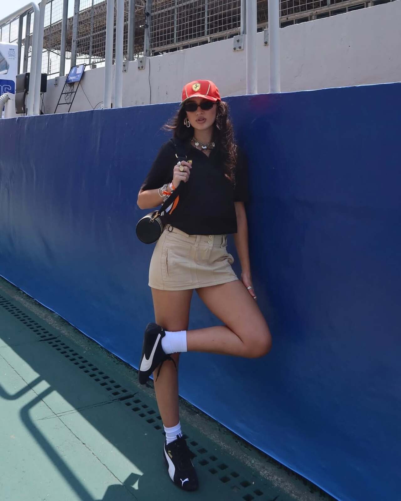 Visual fashionista com minissaia e modelo de tênis tendência