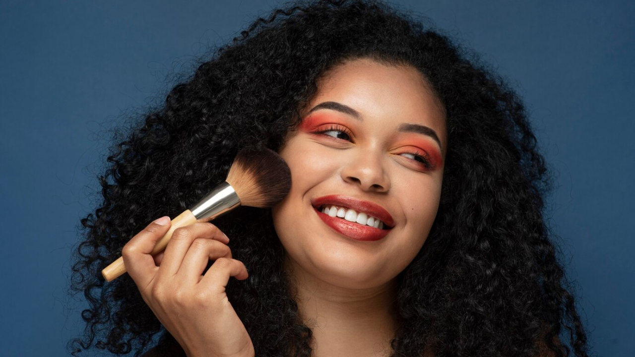 Generalizando, pessoas com pele parda ficam melhor com produtos dourados ou acobreados