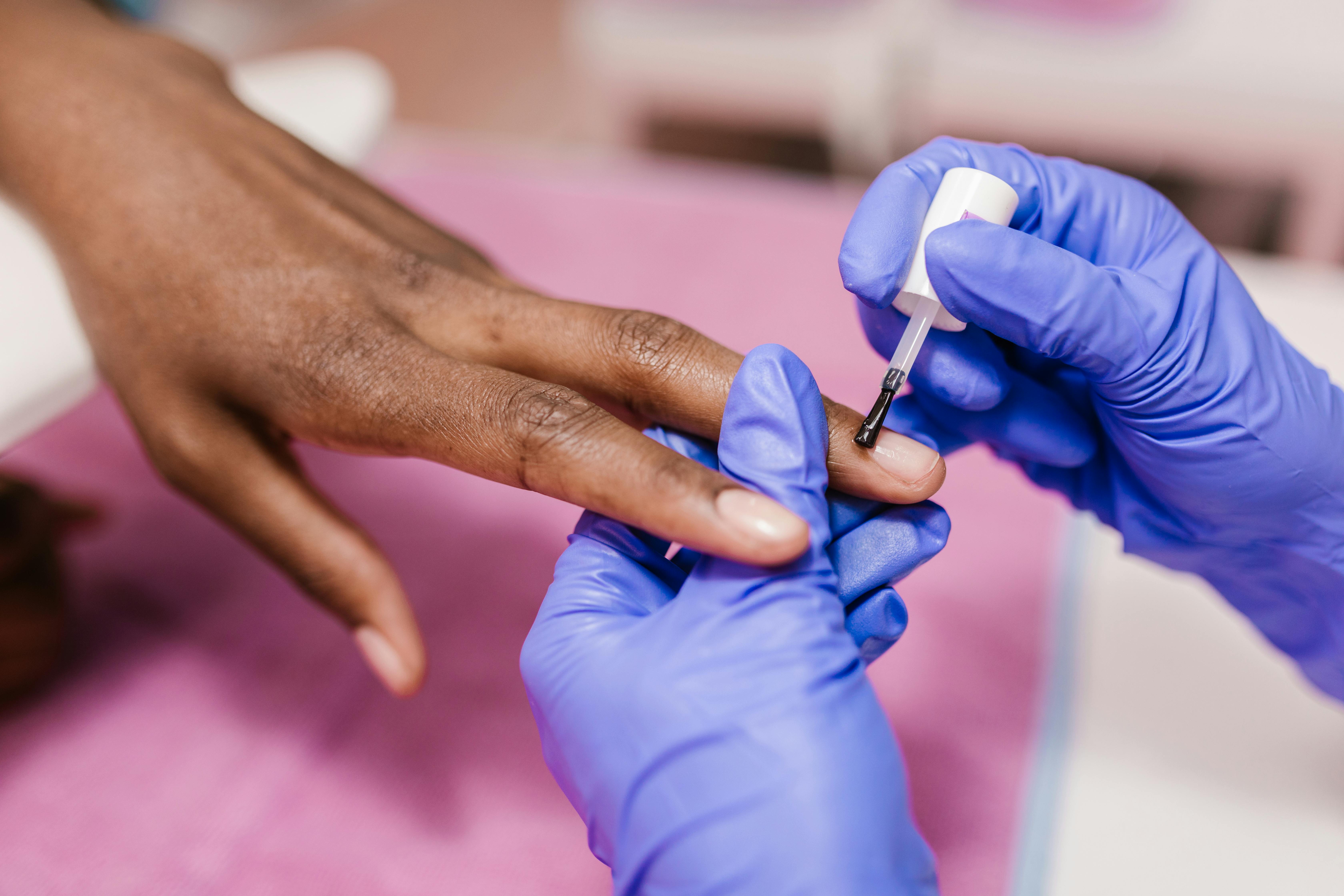 As 7 melhores bases fortalecedoras para salvar suas unhas