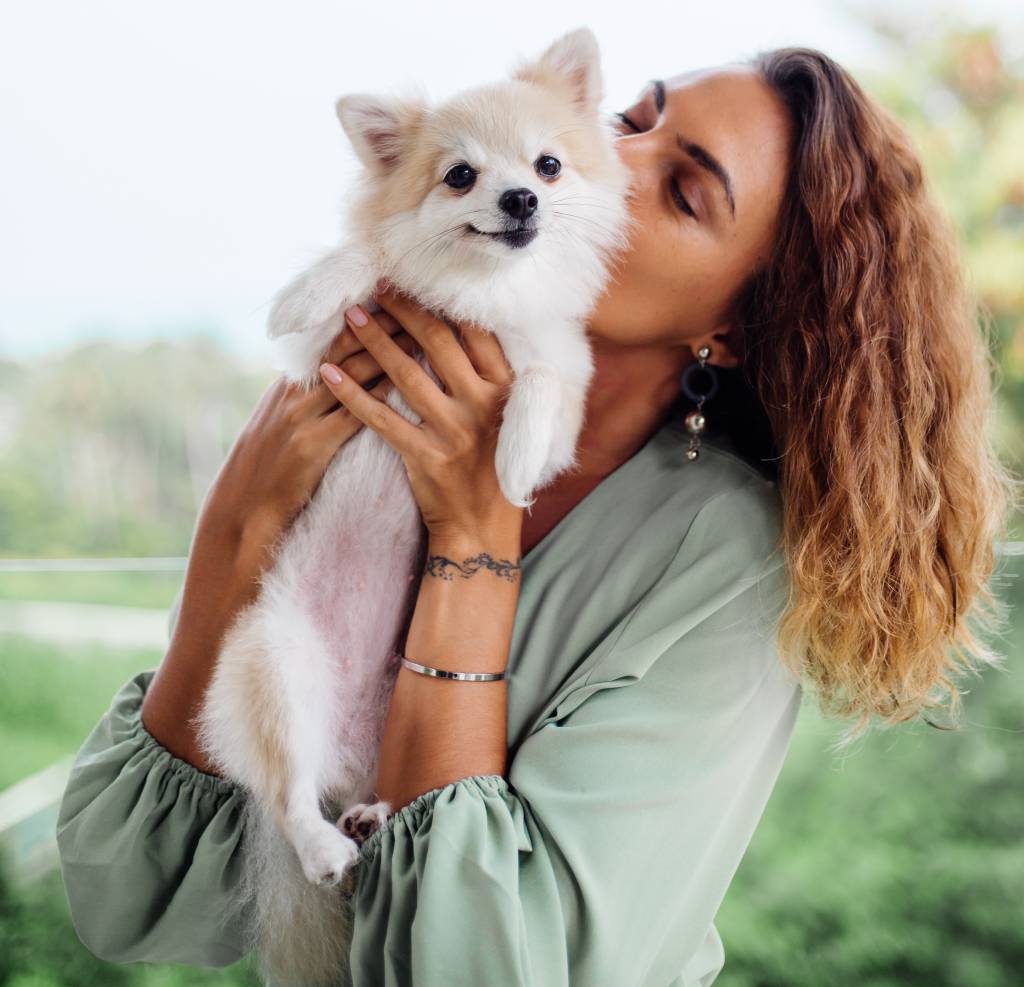 Pesquisa demonstra que as mulheres não apenas estão mais propensas a adotar de forma responsável, mas também estão mais preocupadas com o bem-estar dos pets ao longo da vida