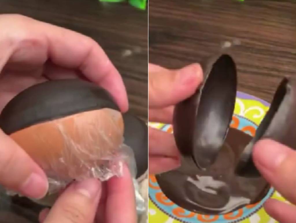 Ovo de Páscoa é feito mergulhando ovo de galinha envolto em plástico filme no chocolate