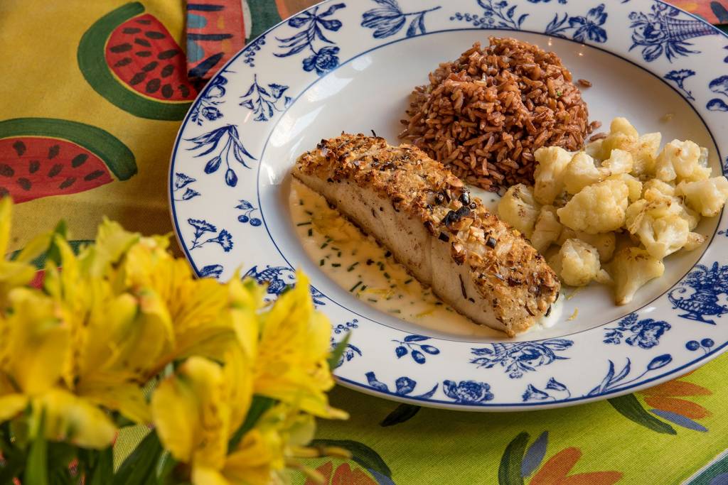 Peixe em crosta de castanhas com arroz vermelho e couve-flor