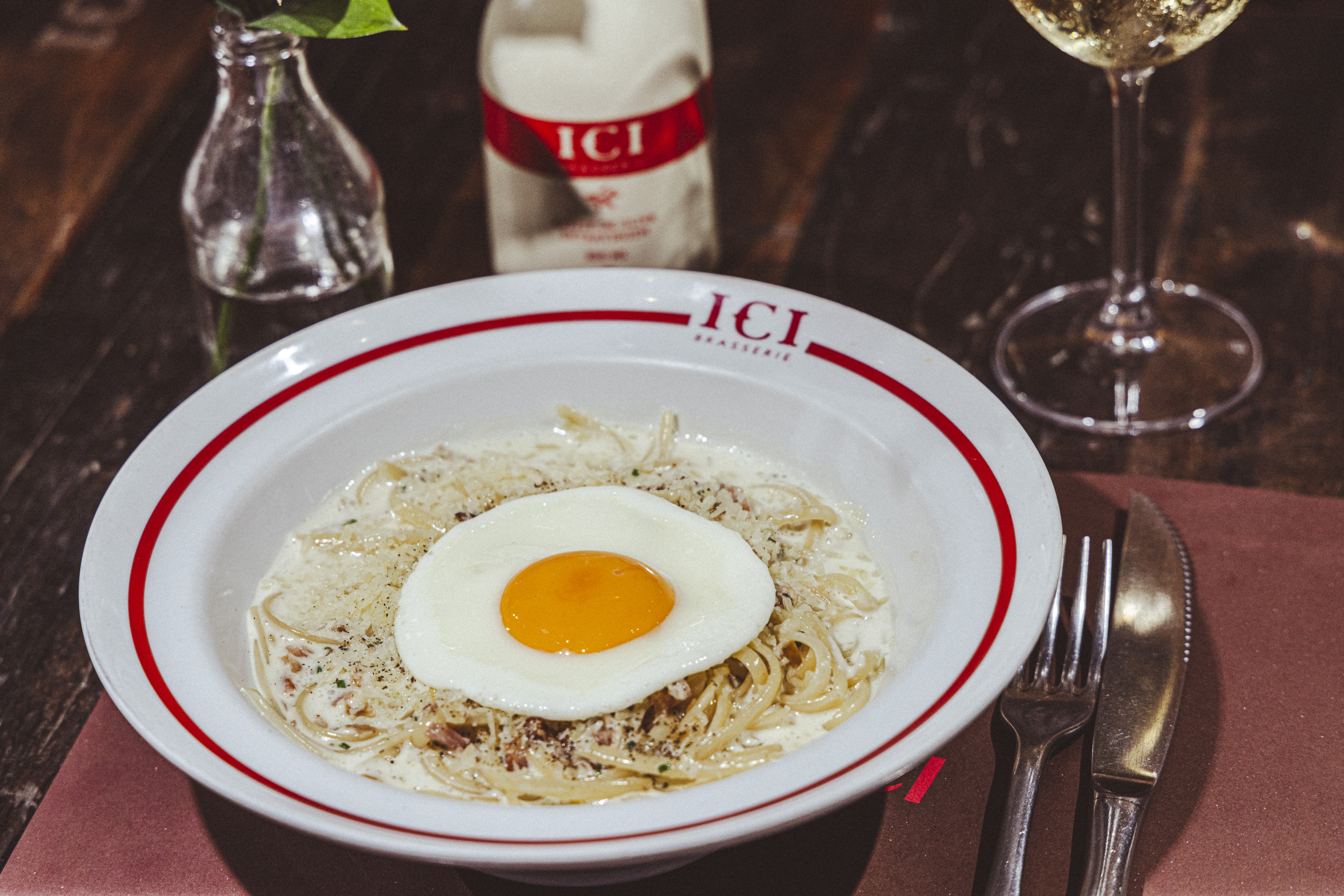 Receita de linguine com creme de parmesão, bacon e ovo